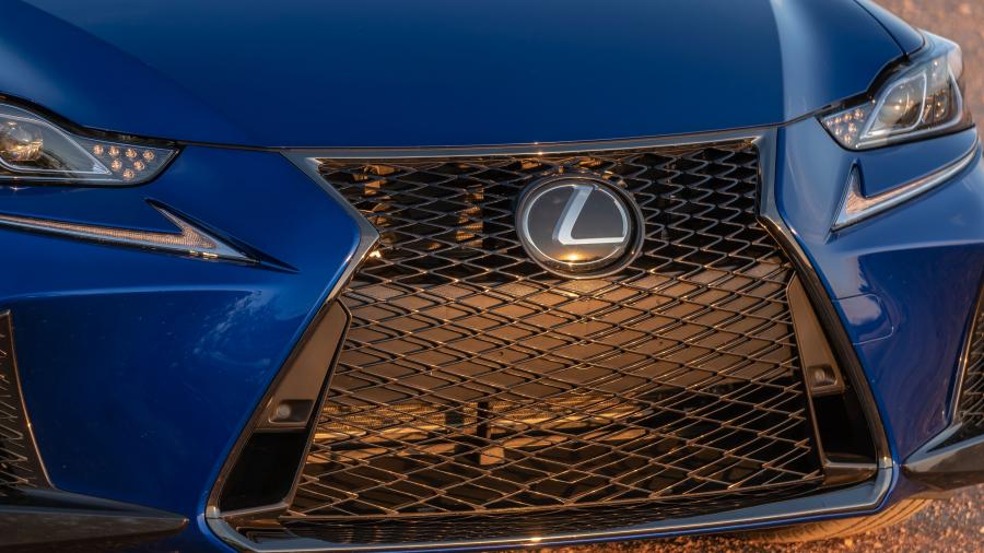 Логотип Lexus IS350 F-Sport (XE30) 2016 года  (NA) (фото 12 из 32)